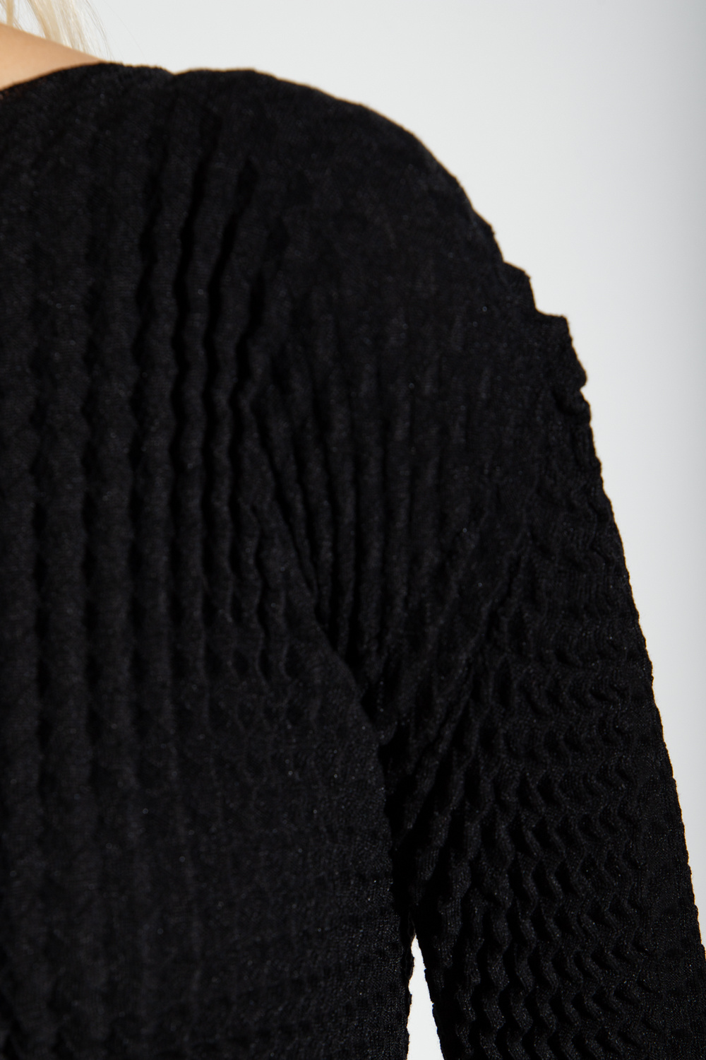 トップス ISSEYMIYAKE 2022aw MEANDER Issey Miyake Wrinkled & Twisted Top | Saks Fifth Avenue